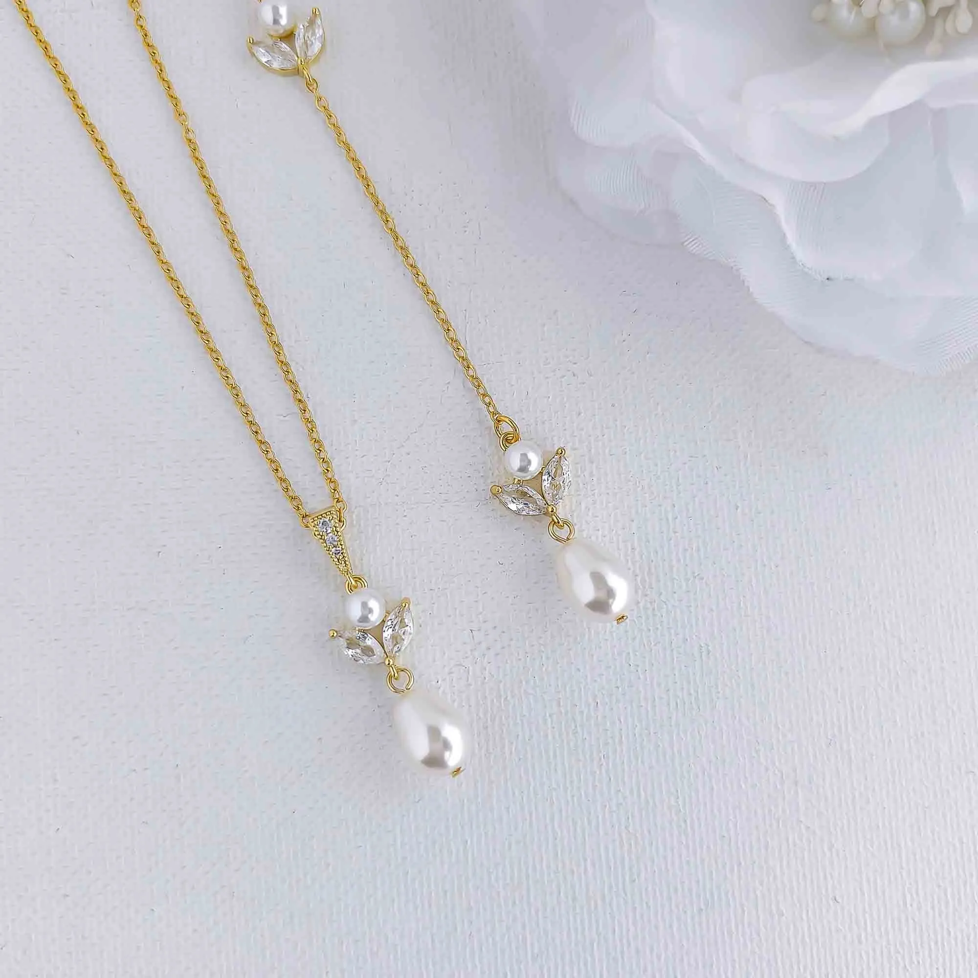 Simple Wedding Pearl Pendant Necklace with Backdrop in Gold-Leila